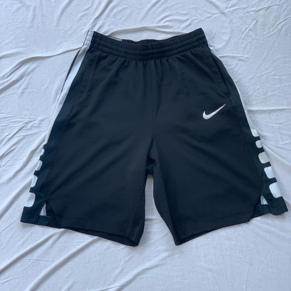 Nike elite boys extra large basketball shorts
